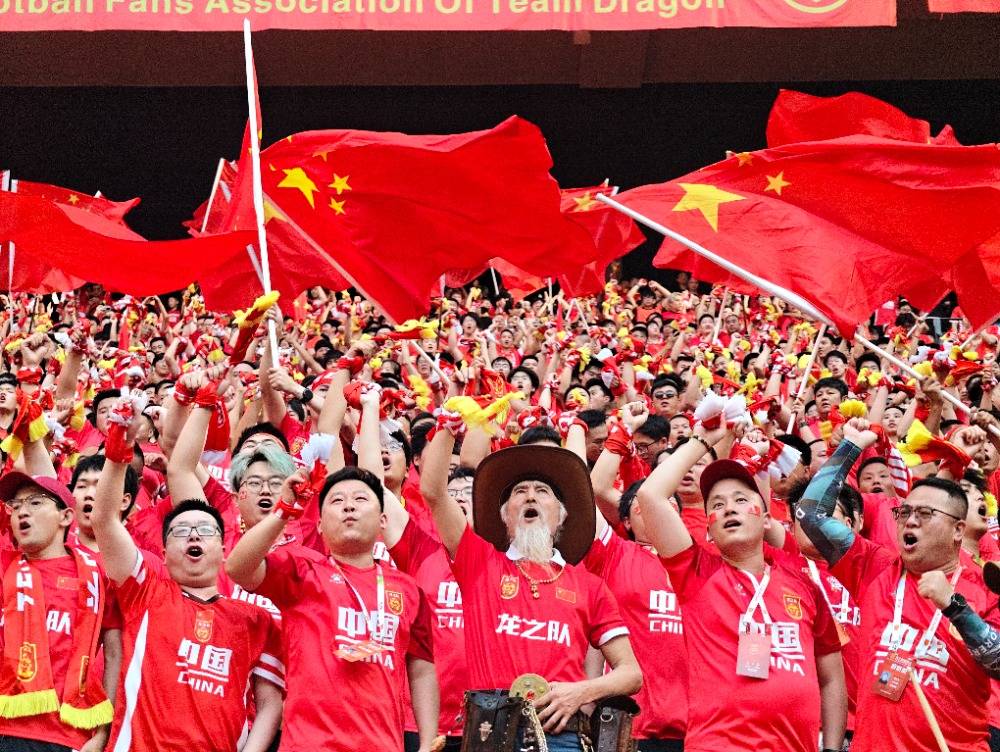 开云官方app入口-足球比赛引燃热情，球迷狂热期待