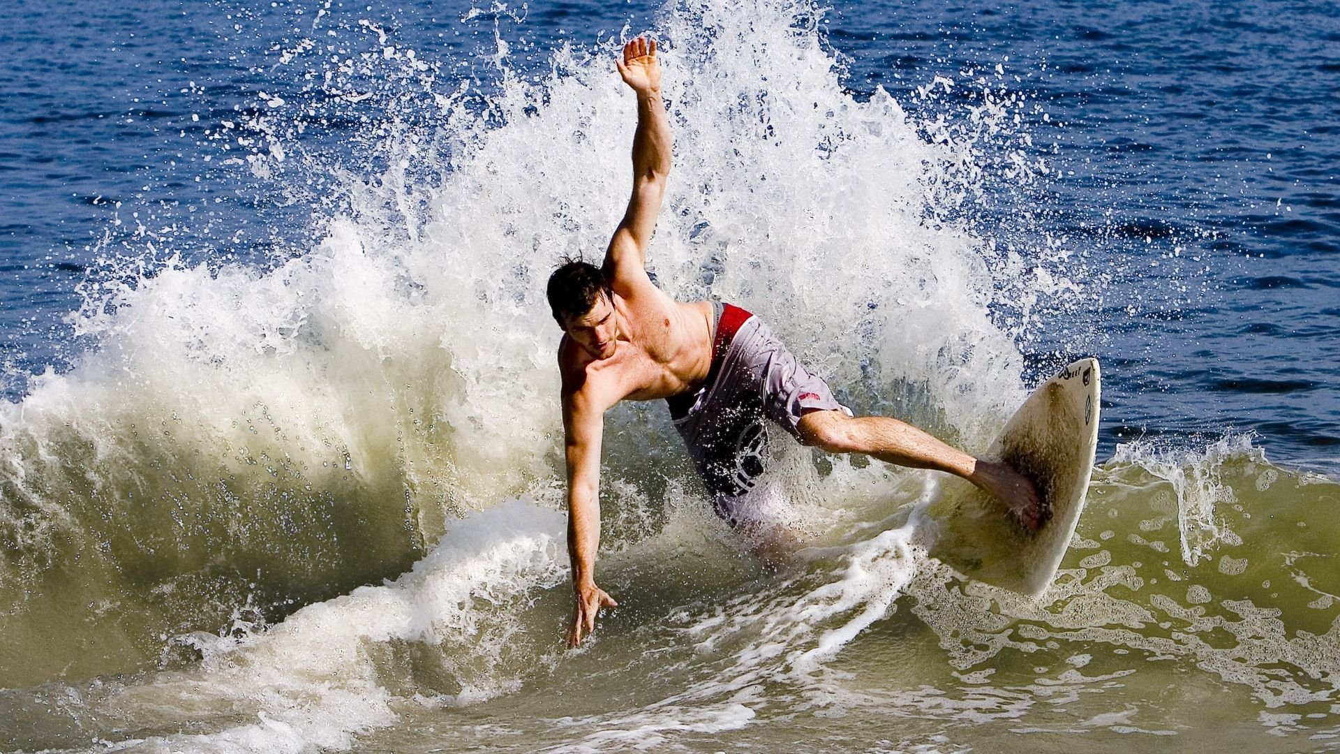 街道轰鸣与绿茵对决，当F1引擎响彻蒙特利尔，足球战火在南美点燃